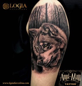 tatuaje-hombro-lobo-logia-barcelona-mayo   
